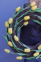 Katie Tulips Yellow, wiosenny wianek z tulipanów