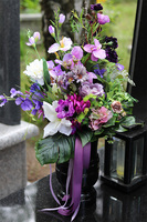 Hellina, bukiet nagrobny z fioletowych kwiatów