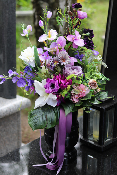 Hellina, bukiet nagrobny z fioletowych kwiatów