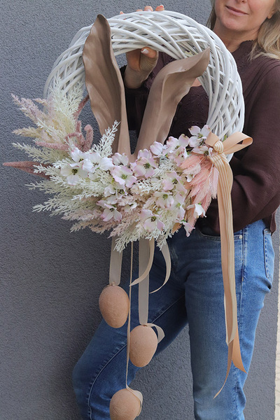 Bunny Easteria, wielkanocny wianek na drzwi