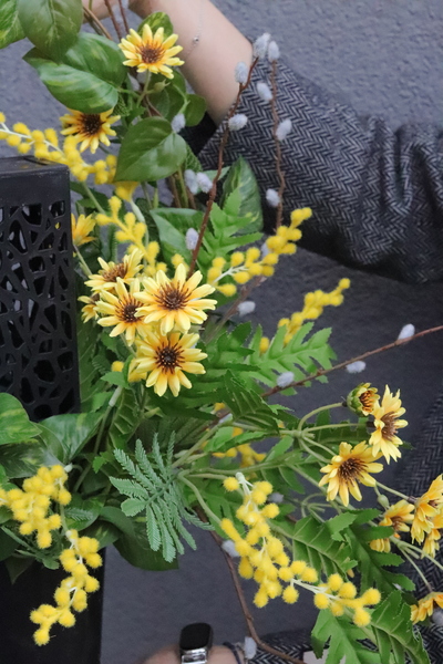  Solaria Yellow, wielkanocny bukiet nagrobny we wkładzie