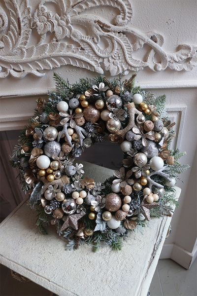 Ozłocony, świąteczny wianek na drzwi