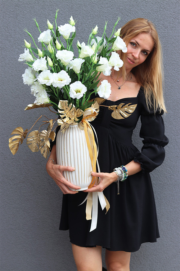 Amelia Eustoma White, kompozycja kwiatowa w wazonie