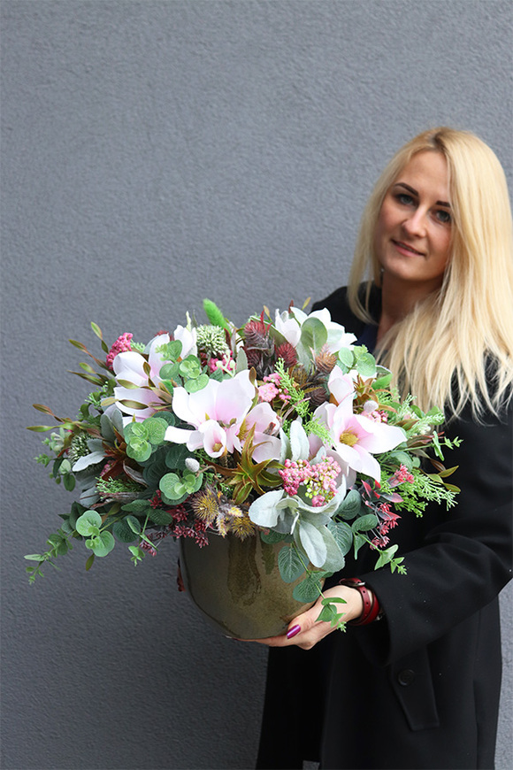 Adelita Olive, efektowna kompozycja kwiatowa w wazonie, wym. 45x45cm