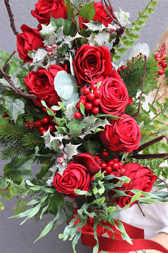 Red Roses, bukiet nagrobny zimowy z ostrokrzewem, dł.90cm