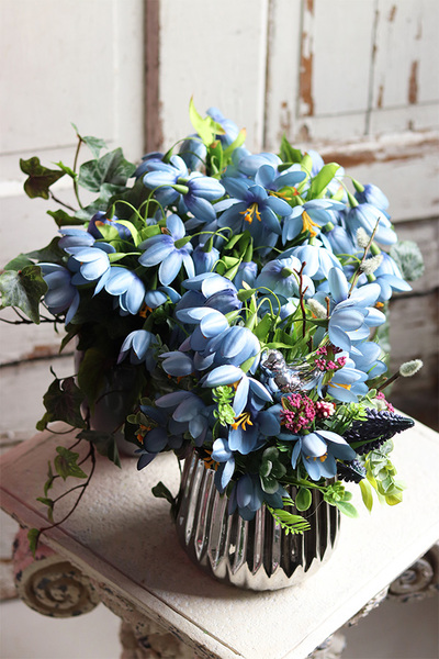 Bluelli, bukiet wielkanocny krokusów w srebrnej donicy, wym.30x21cm 