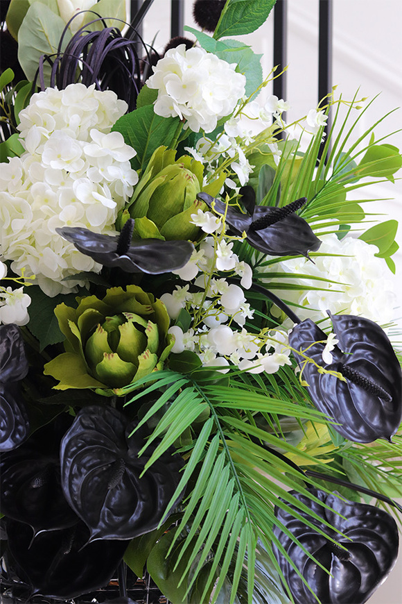 Black&White Opera Saute, kompozycja kwiatowa w naczyniu klienta