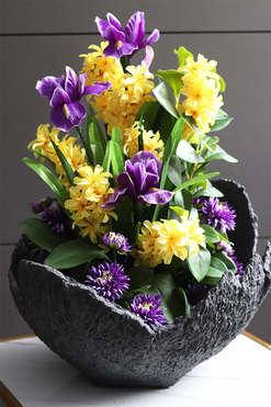 Leodiana Volcan, kompozycja nagrobna w misie, wys.55cm