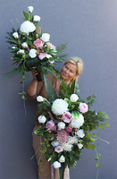 Nelema Luttea, biała wiązanka nagrobna z chryzantemami