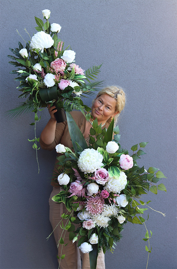 Nelema Luttea, biała wiązanka nagrobna z chryzantemami