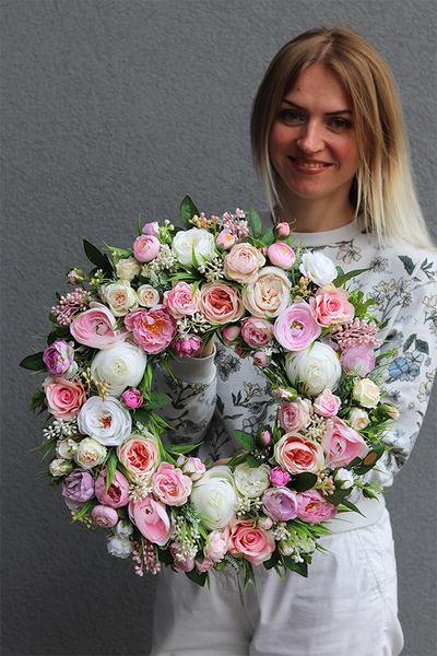 Romantyczna Krystyna, różowy wianek dekoracyjny