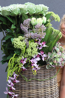 Green Rose Bahama, kompozycja z kwiatami w koszu