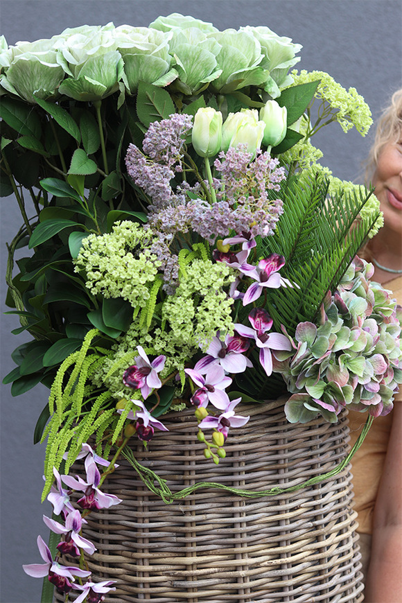 Green Rose Bahama, kompozycja z kwiatami w koszu