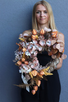 Beżowa Mgła, asymetryczny wianek z miechunką, śr.38cm