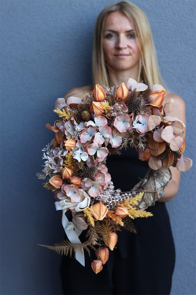 Beżowa Mgła, asymetryczny wianek z miechunką, śr.38cm