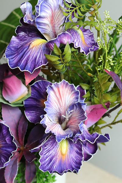 Iryski, nowoczesna kompozycja wiosenna, wym.43x55x27cm