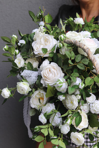 Białe Dni, kosz z białymi różami