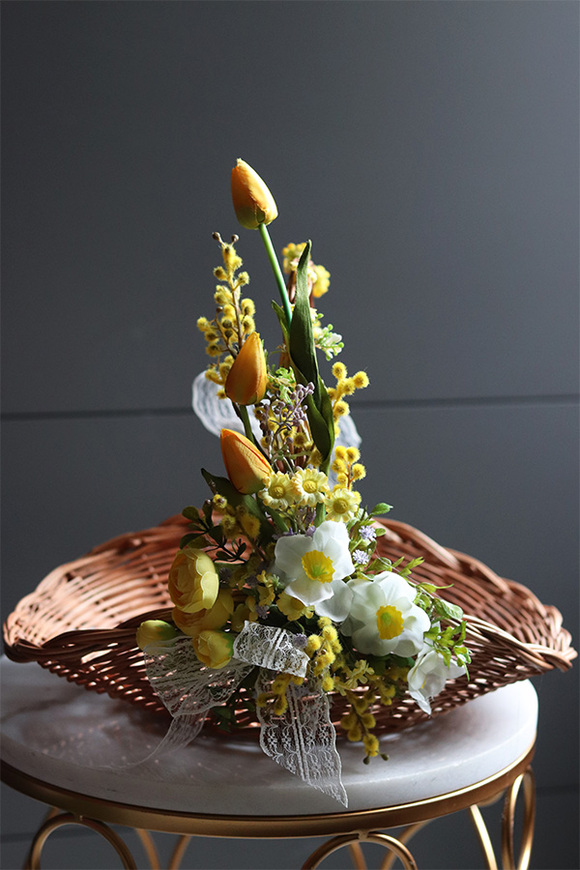 Dukana Tulips, koszyczek wielkanocny z tulipanami