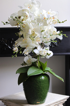 Belia Green, biały sztuczny storczyk w zielonej donicy, wys.73cm