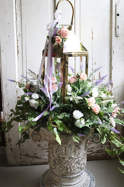 Angelo Lavender Garden, kompozycja nagrobna ze złotym lampionem, wys.65cm