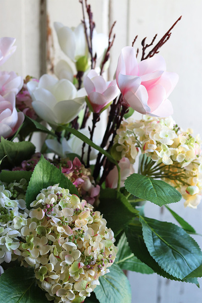 Getuda, bukiet magnolii i hortensji w szklanej tubie, wys.91cm 