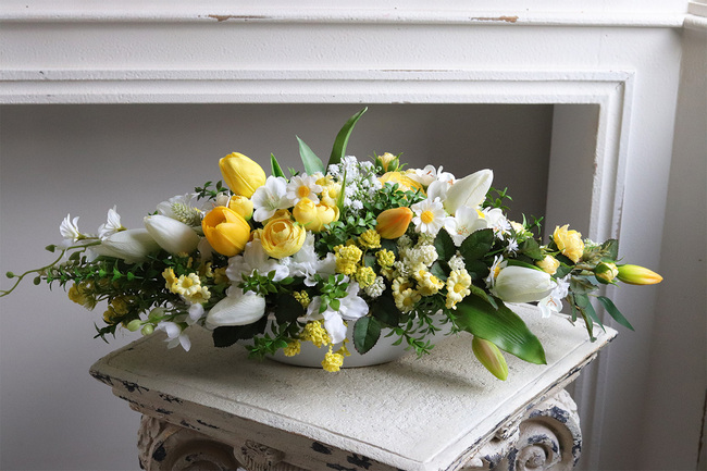 Amira Long, dekoracja kwiatowa na stół Wielkanocny