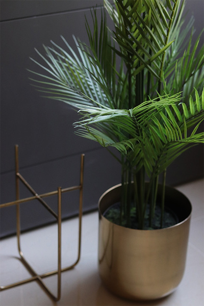 Haiti Gold, sztuczna palma w złotej donicy