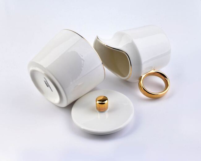 Novelty, porcelanowy mlecznik i cukiernica ze złotym rantem, wys.10cm