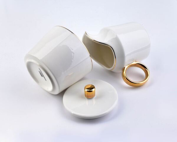 Novelty, porcelanowy mlecznik i cukiernica ze złotym rantem, wys.10cm