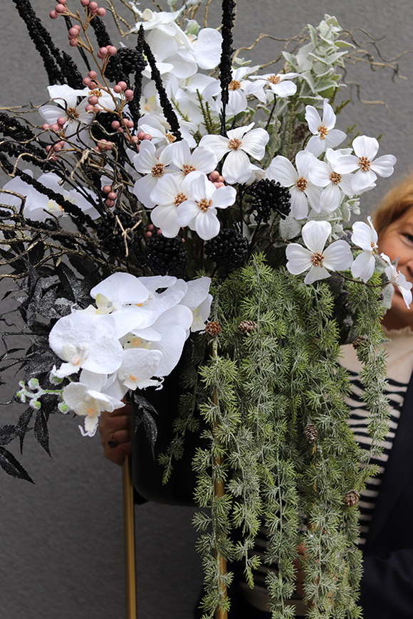 Gold&Black Christmas, zimowa dekoracja w donicy na stojaku