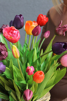 kompozycja z gumowych tulipanów w donicy imitującej kosz, Odessa, wys.60cm 