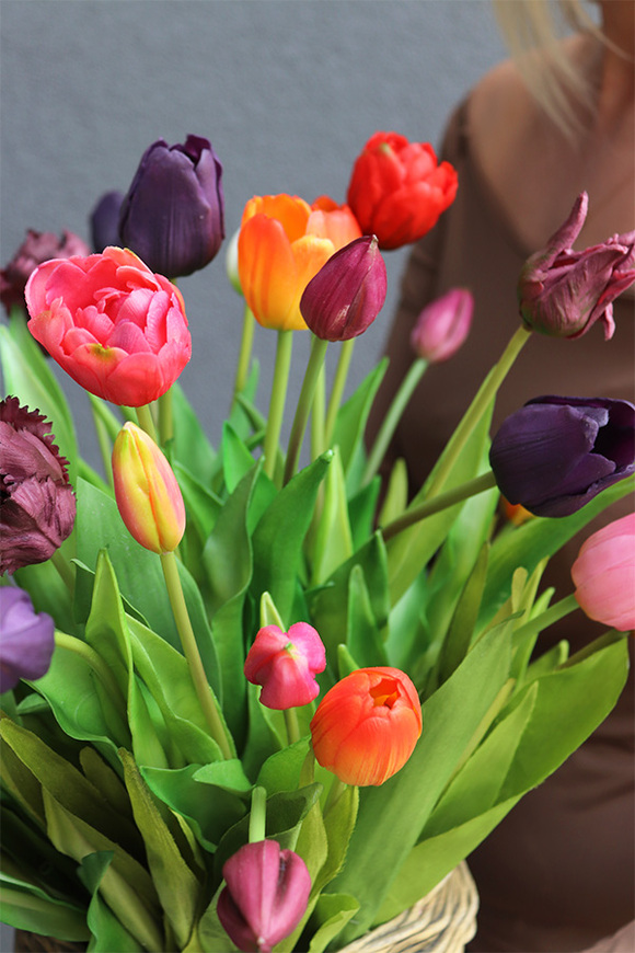 kompozycja z gumowych tulipanów w donicy imitującej kosz, Odessa, wys.60cm 