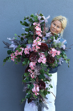 Anturium Krzyż Pamięci Wood, elegancka kompozycja nagrobna, wym.118x79cm