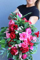 Ydeliana, bukiet nagrobny z różami i monsterą