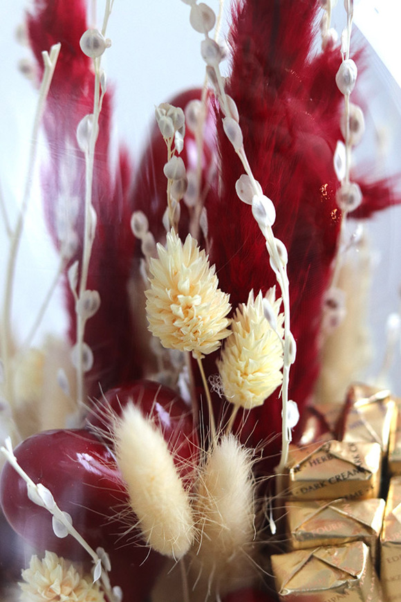 Chocolates Redde, kompozycja pod szklanym kloszem