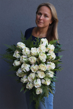 Serce na Dłoni, nagrobna dekoracja z białych róż, dł.46cm