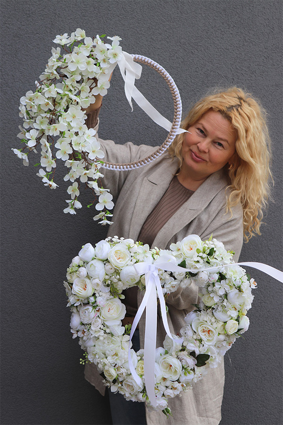 Pierwsza Komunia Święta, dekoracyjne białe serce z kwiatów