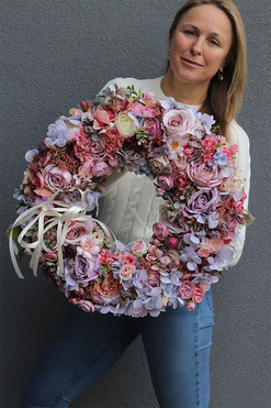 Bogactwo Kwiatów, różowy wianek na drzwi, śr.50cm  