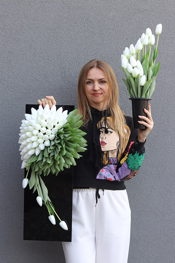 Tulippo New Design White, nowoczesny bukiet nagrobny we wkładzie