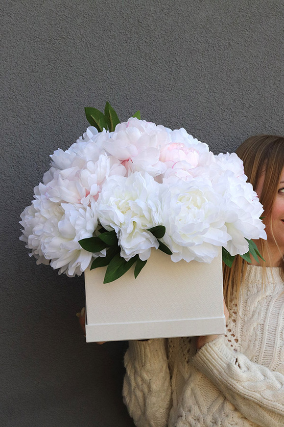 Peonie Ratina, flowerbox kwadratowy