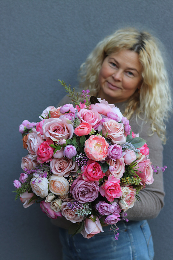 Merune, elegancki flowerbox z różowymi kwiatami