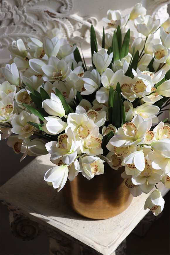 Narcyzy Zara, bukiet białych kwiatów w złotym wazonie