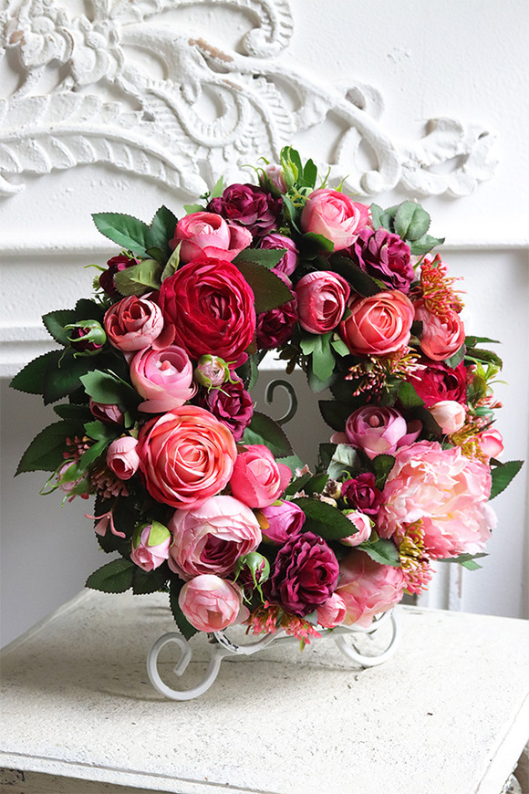 Ramona Turia, różowy wianek kwiatowy z pełnikami