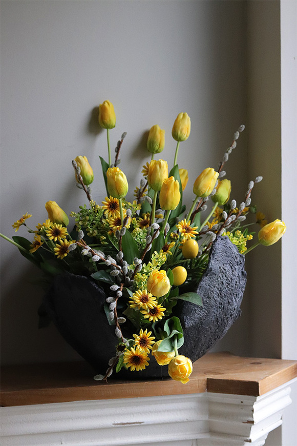 Volcan Yellow, kompozycja nagrobna w misie