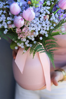 Frete La Guel, kompozycja kwiatowa w wazonie