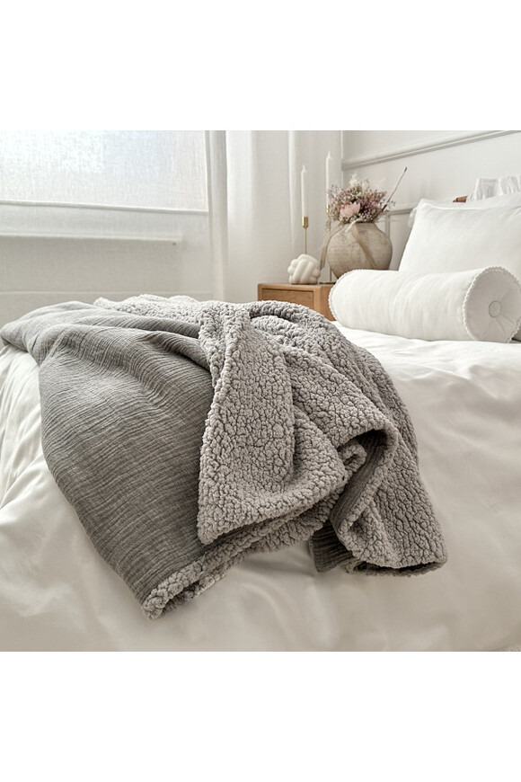 Comfy, muślinowy pled dwustronny ze sztucznym futerkiem, szary melanż	