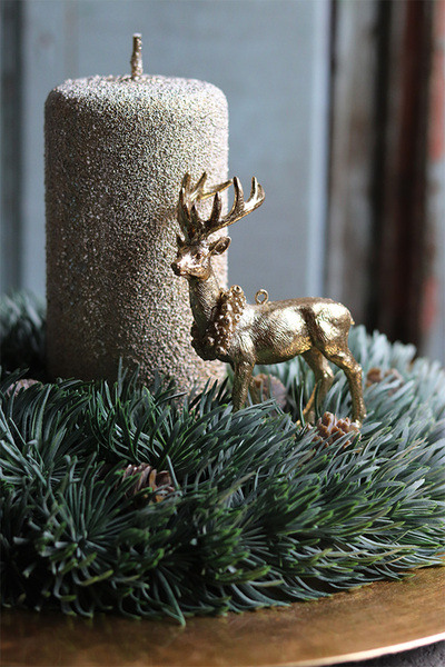oryginalny świąteczny stroik, Złoty Renifer ze świecą, na dekoracyjnym talerzu, śr.42cm