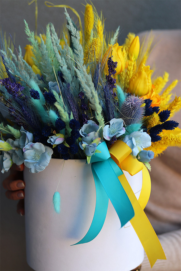 Ukraina 2, flowerbox z dekoracją w barwach narodowych Ukrainy