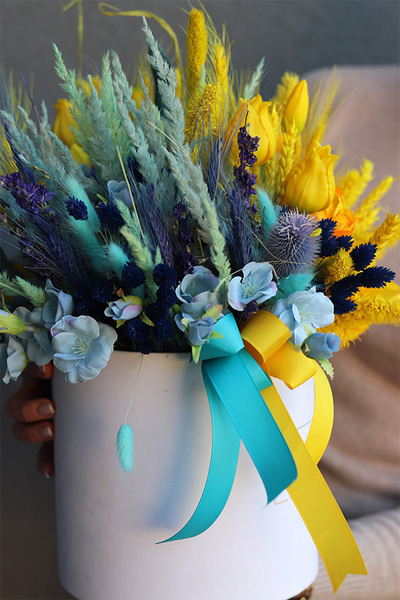 Ukraina 2, flowerbox z dekoracją w barwach narodowych Ukrainy