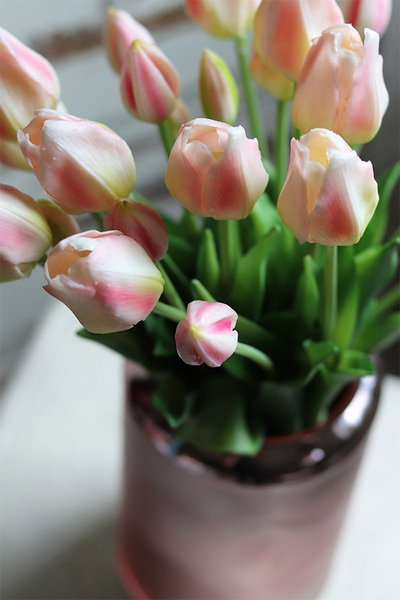 Ferra Salise, bukiet gumowych tulipanów w szklanym wazonie, wys.48cm